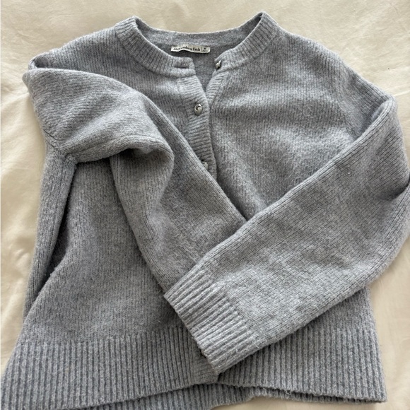 Abercrombie & Fitch Sweaters - Abercrombie & Fitch Light Gray Crew Neck Sweater